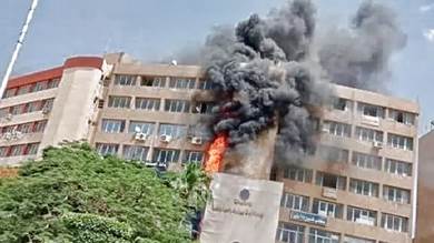 بالفيديو.. 18 مصابا بعد اندلاع حريق بمبنى حكومي في القاهرة